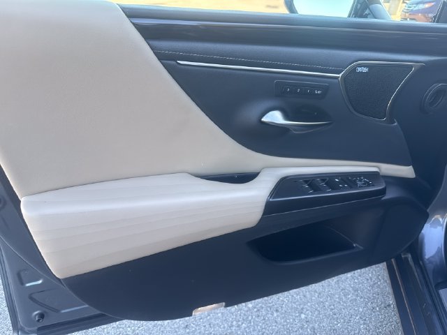 Used 2021 Lexus ES 300h Ultra Luxury w/ Accessory Package FWD image 10