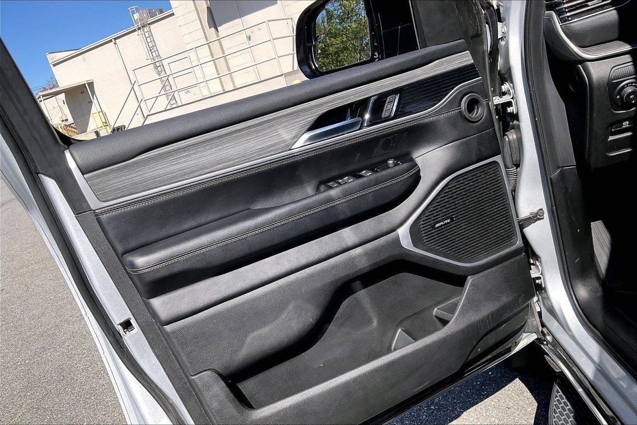 Certified 2024 Jeep Wagoneer L Series II AWD/4WD image 27