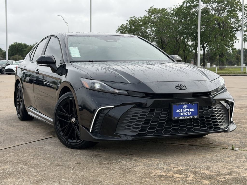 Used 2025 Toyota Camry SE w/ Convenience Package FWD image 2