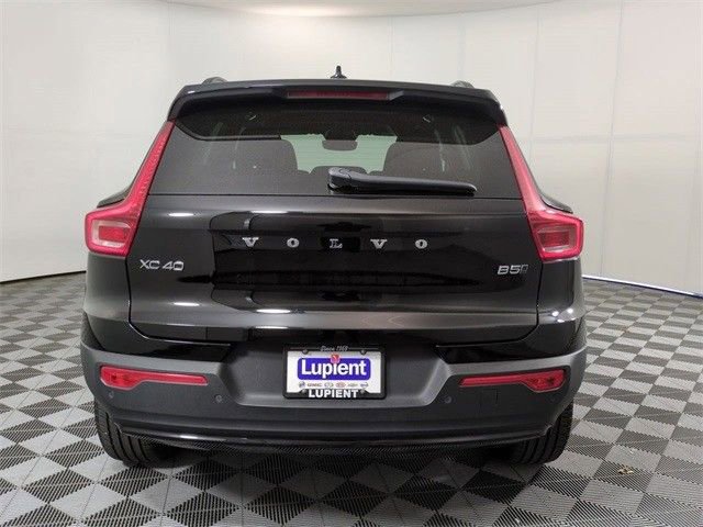 Used 2023 Volvo XC40 B5 Plus image 5