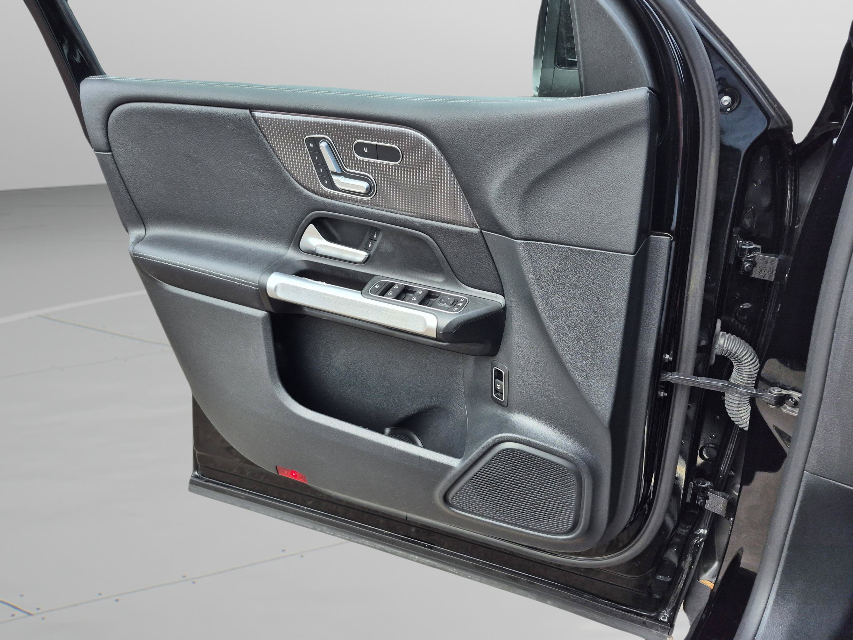 Used 2023 Mercedes-Benz GLB 250 image 25