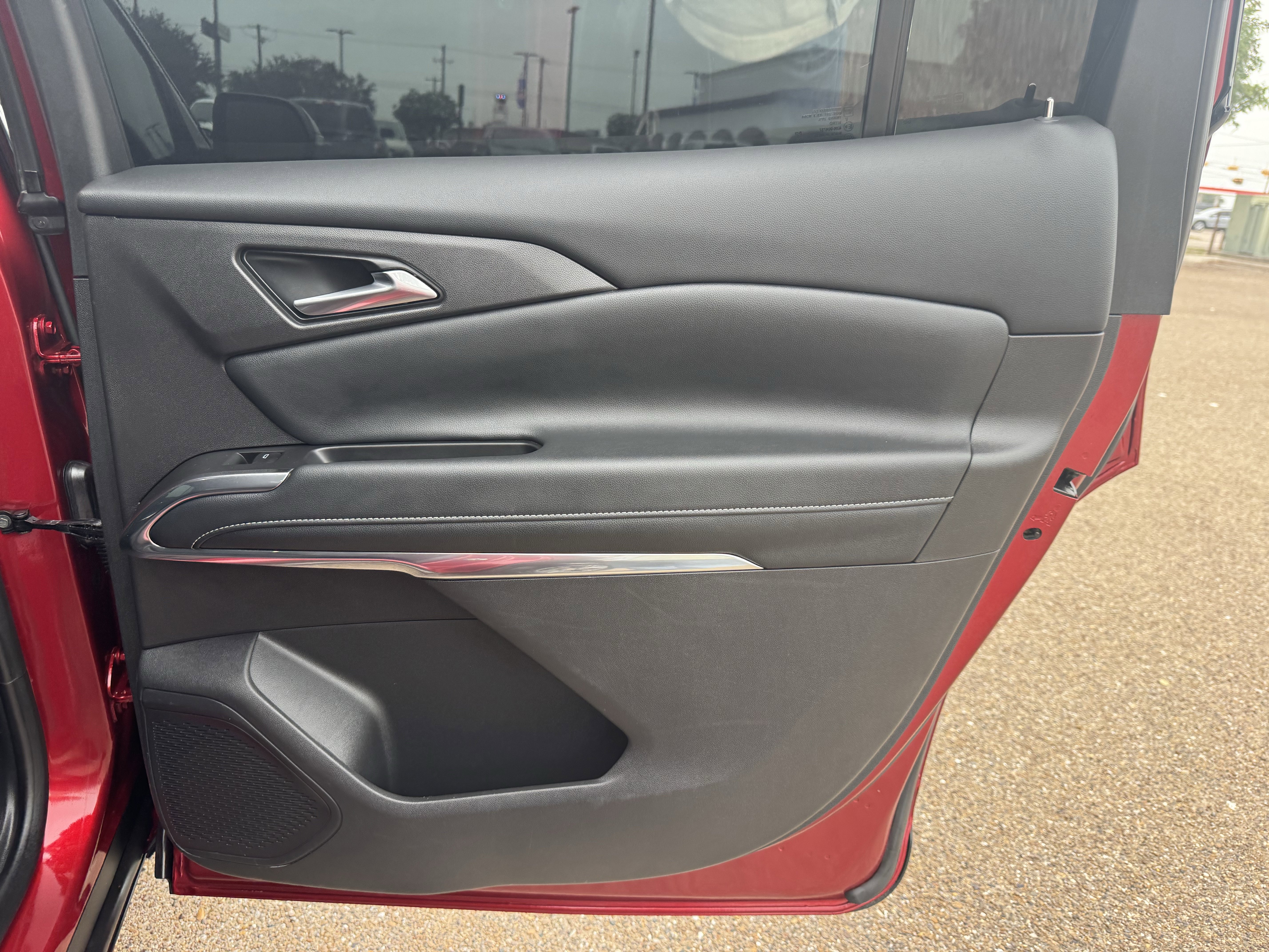 Used 2025 Chevrolet Traverse LT w/ LPO, Floor Liner Package FWD image 29