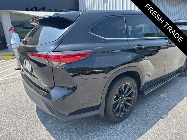Used 2022 Toyota Highlander LE FWD image 4