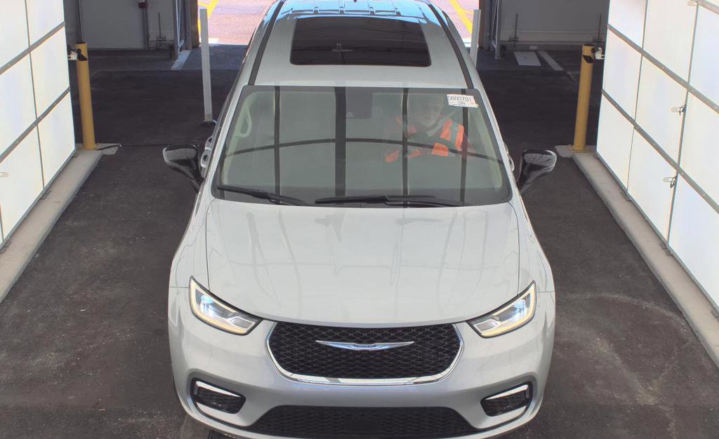 Used 2024 Chrysler Pacifica Limited w/ Trailer Tow Group AWD/4WD image 3