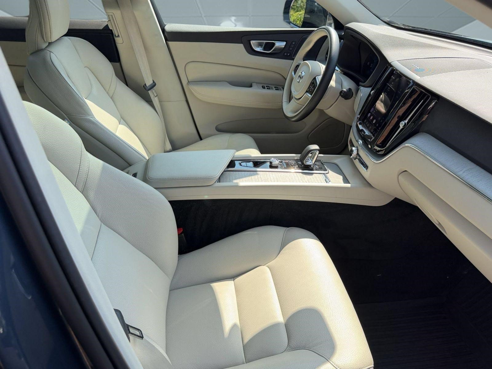 Used 2024 Volvo XC60 B5 Plus w/ Climate Package AWD/4WD image 24