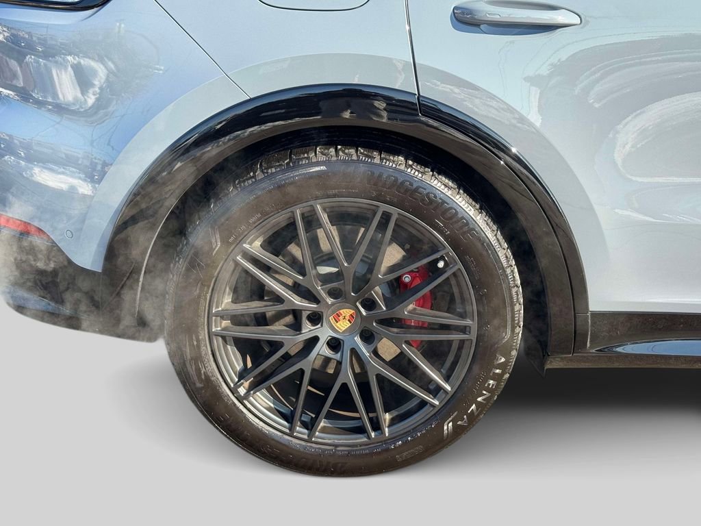 Used 2025 Porsche Cayenne GTS image 9