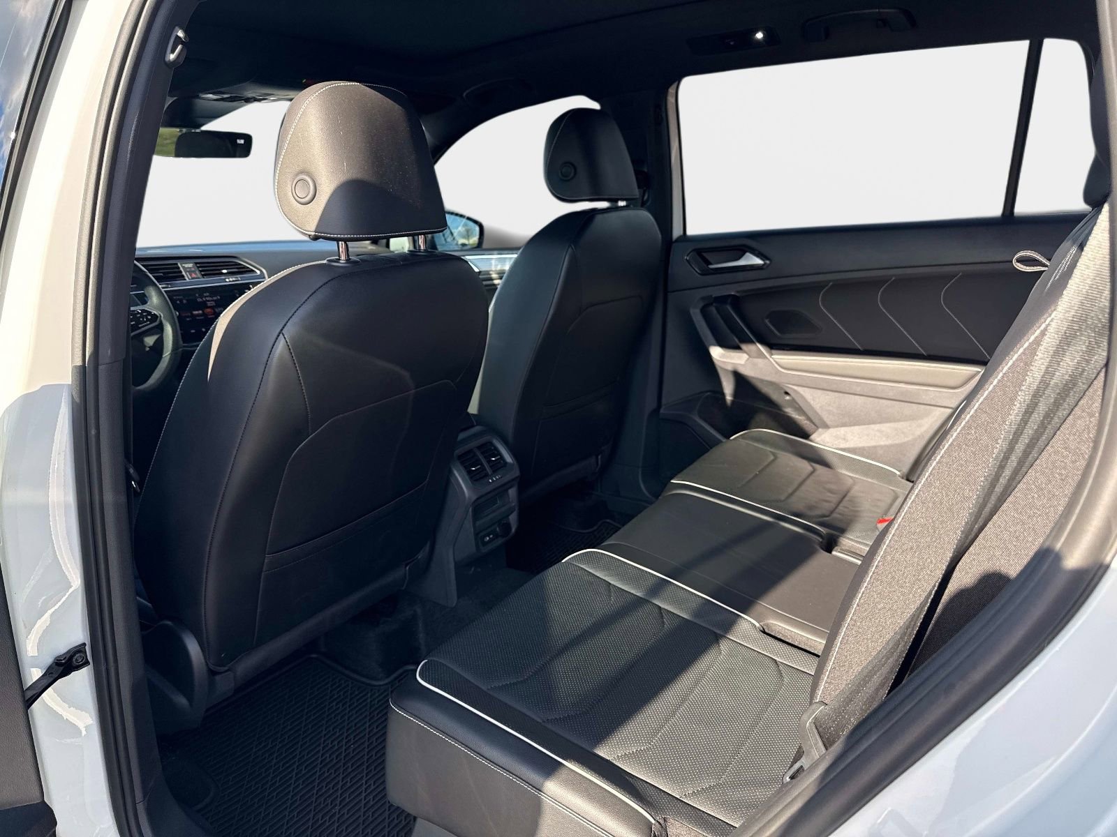 Used 2024 Volkswagen Tiguan SEL R-Line image 11