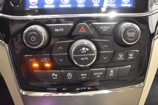 Used 2019 Jeep Grand Cherokee Overland AWD/4WD image 27