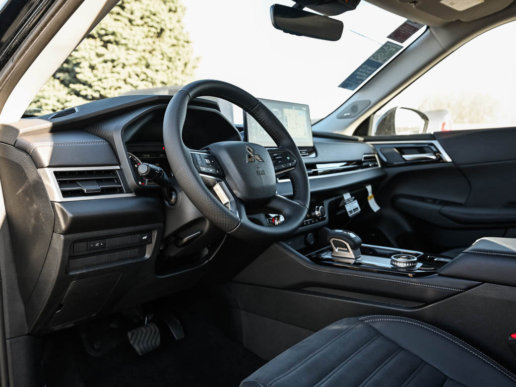 New 2025 Mitsubishi Outlander SE image 19