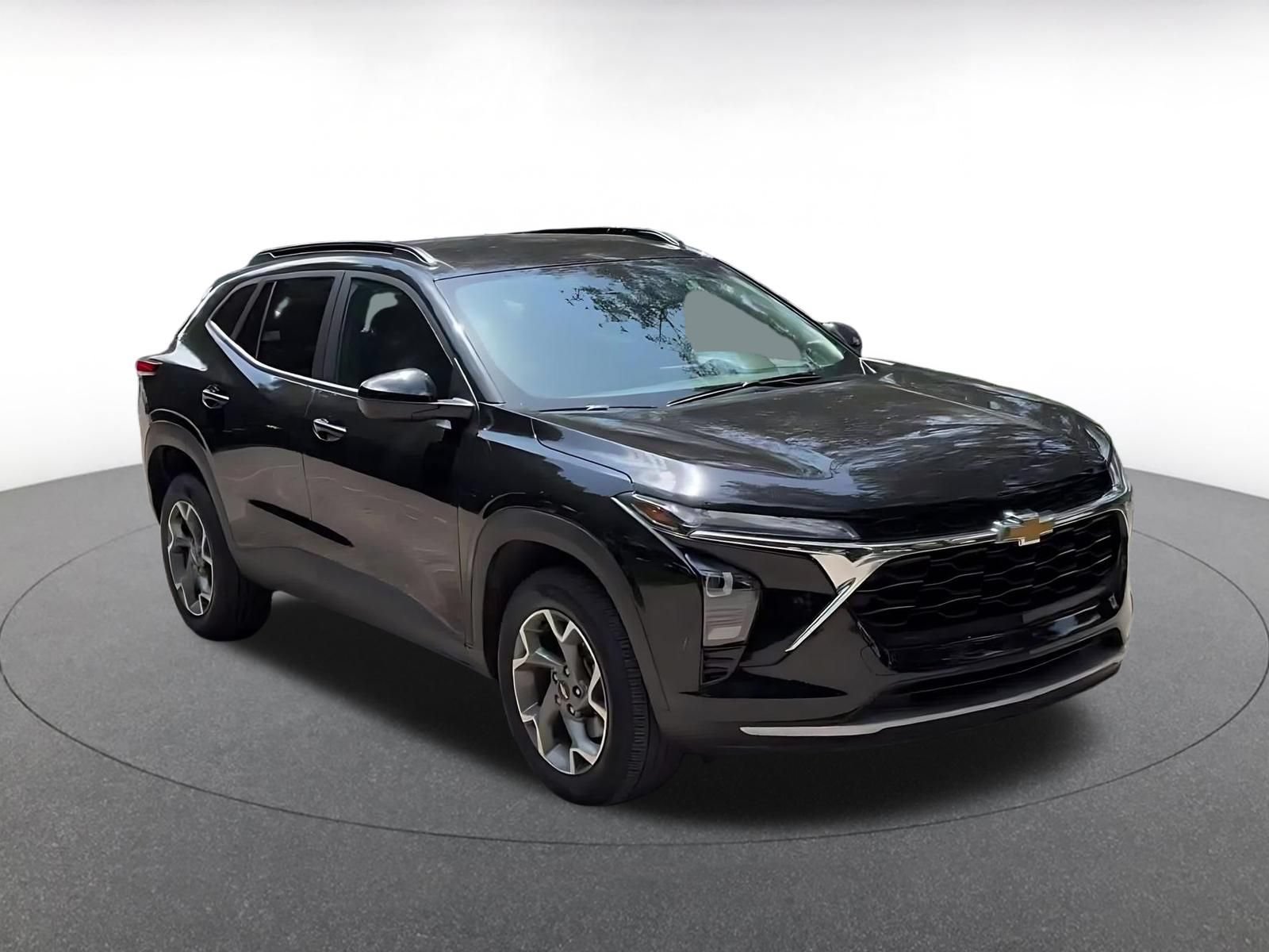 Used 2025 Chevrolet Trax LT FWD image 3