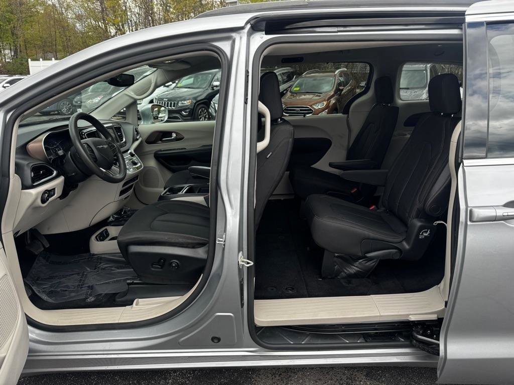 Used 2018 Chrysler Pacifica Touring Plus FWD image 14