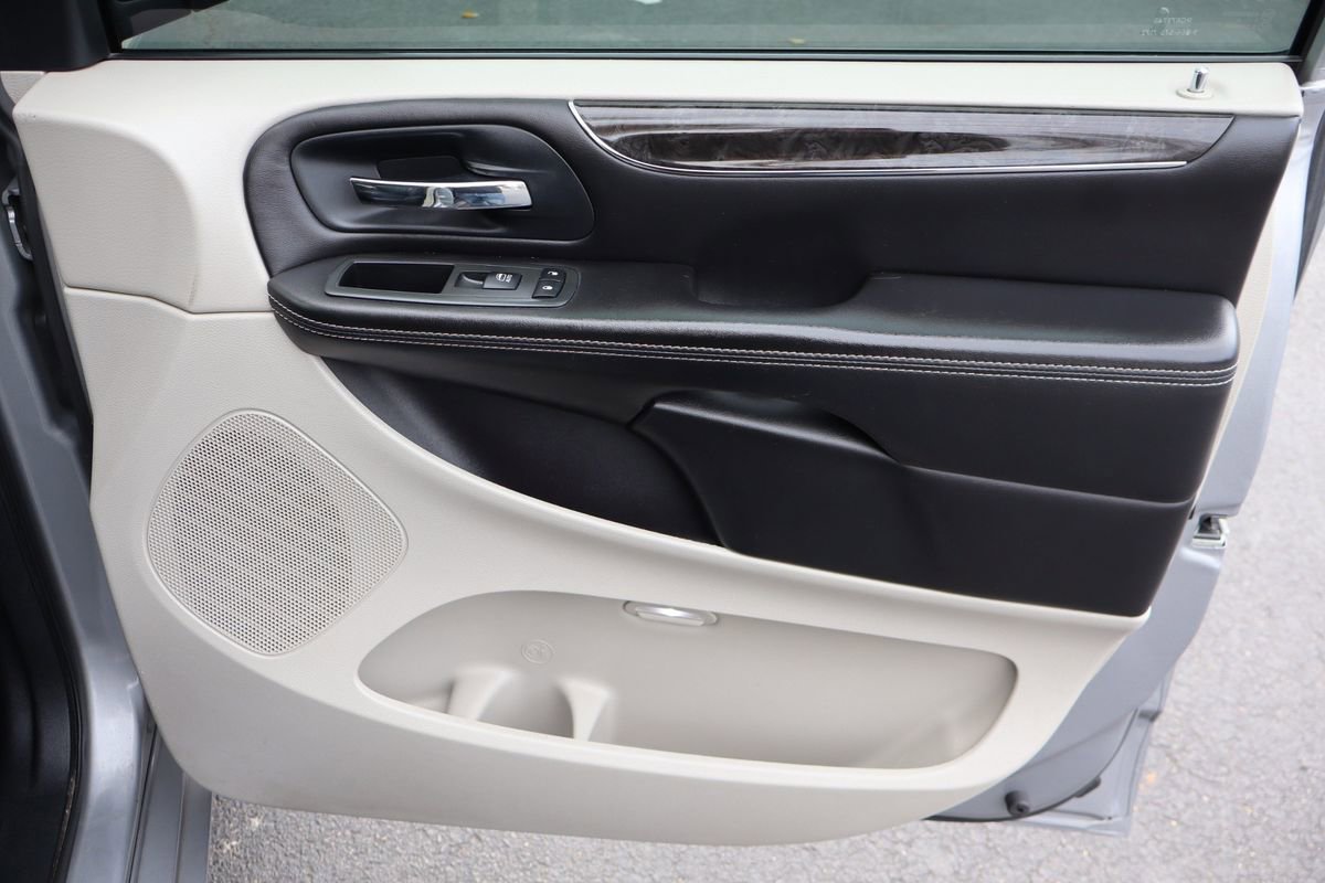 Used 2013 Chrysler Town & Country Touring image 24