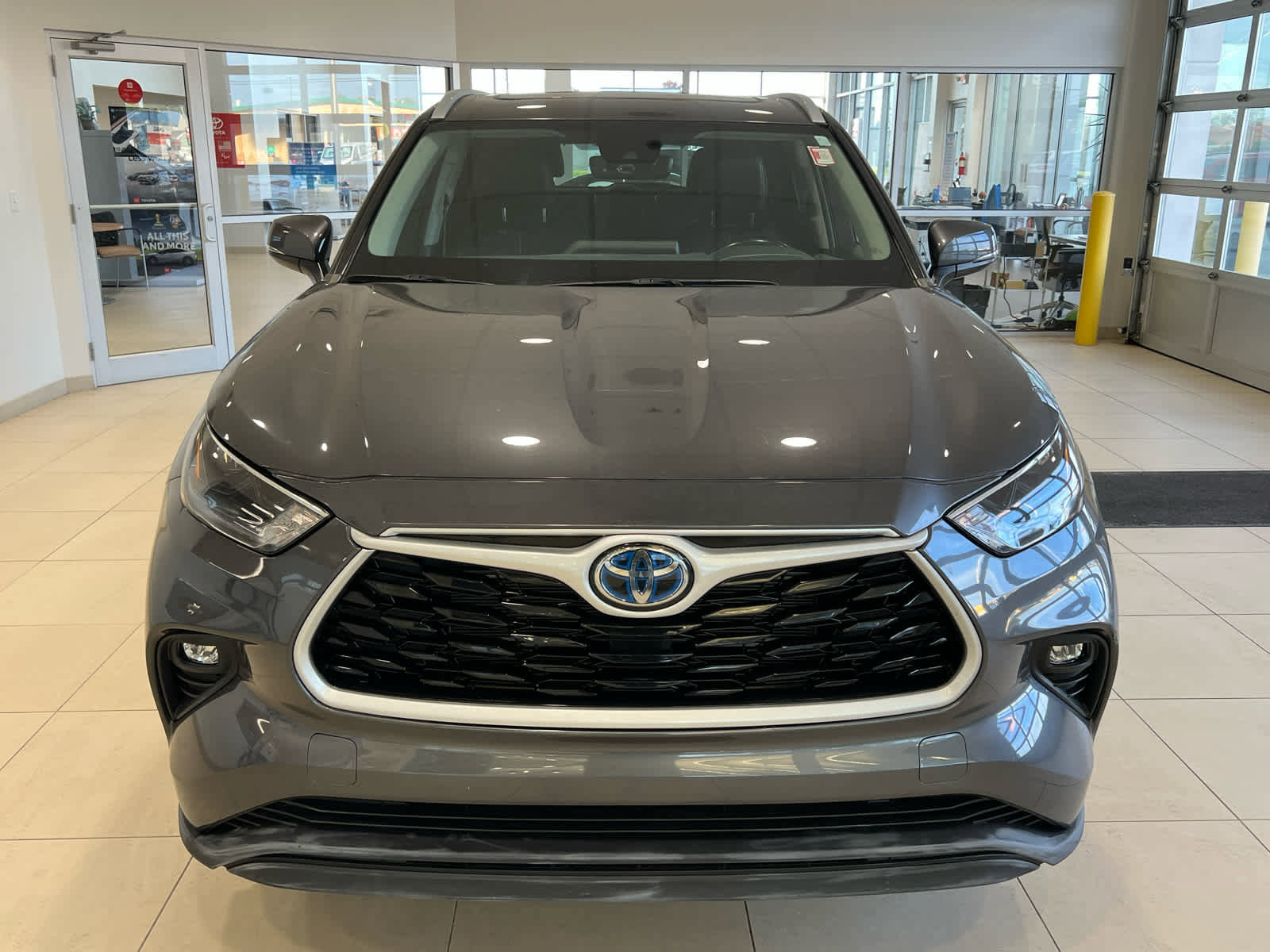 Used 2023 Toyota Highlander XLE AWD/4WD image 2
