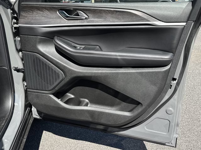 New 2027 Jeep Grand Cherokee Altitude RWD image 14