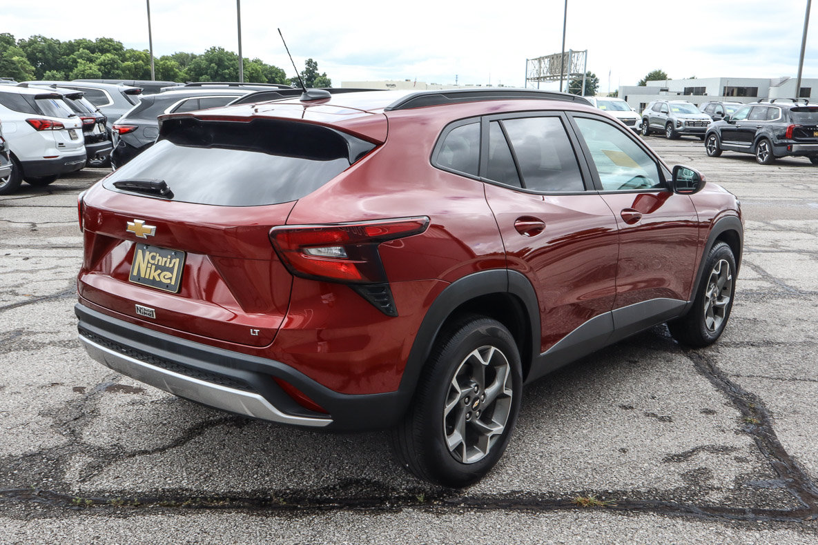 Used 2025 Chevrolet Trax LT w/ LT Convenience Package FWD image 4
