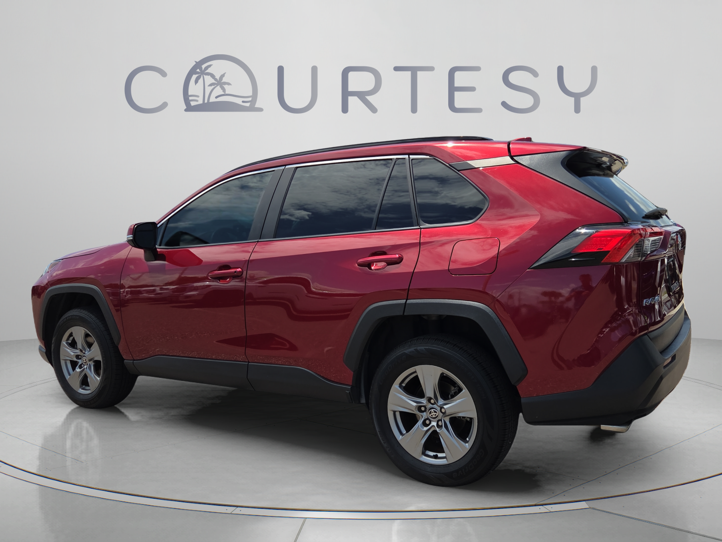 Used 2023 Toyota RAV4 XLE w/ Convenience Package FWD image 3