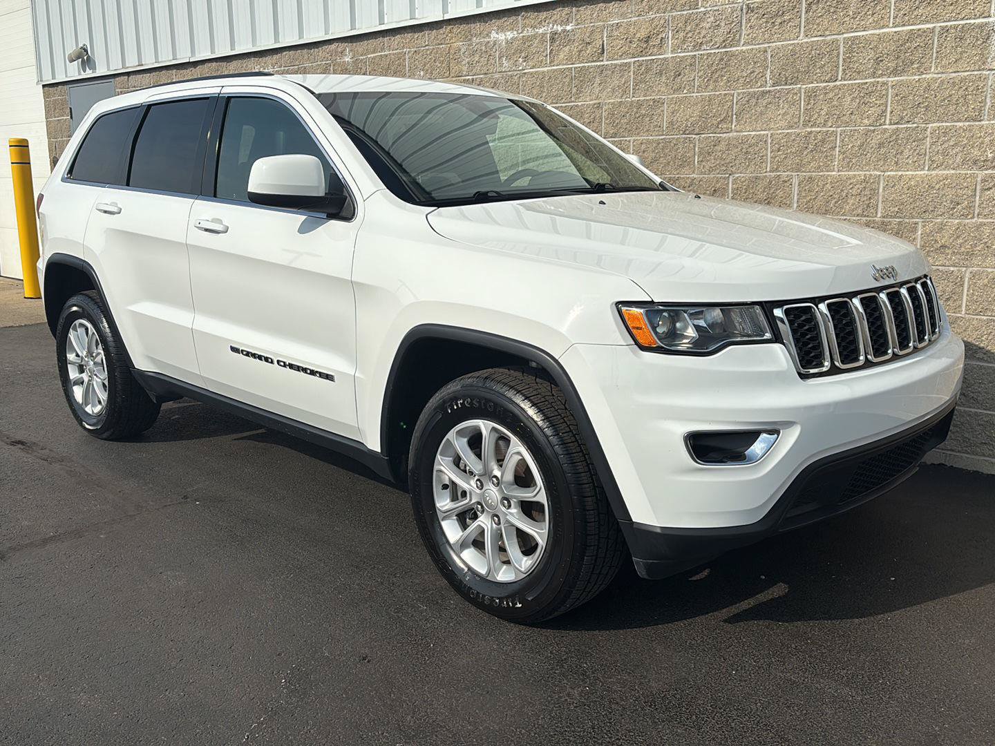 Used 2022 Jeep Grand Cherokee Laredo X AWD/4WD image 2