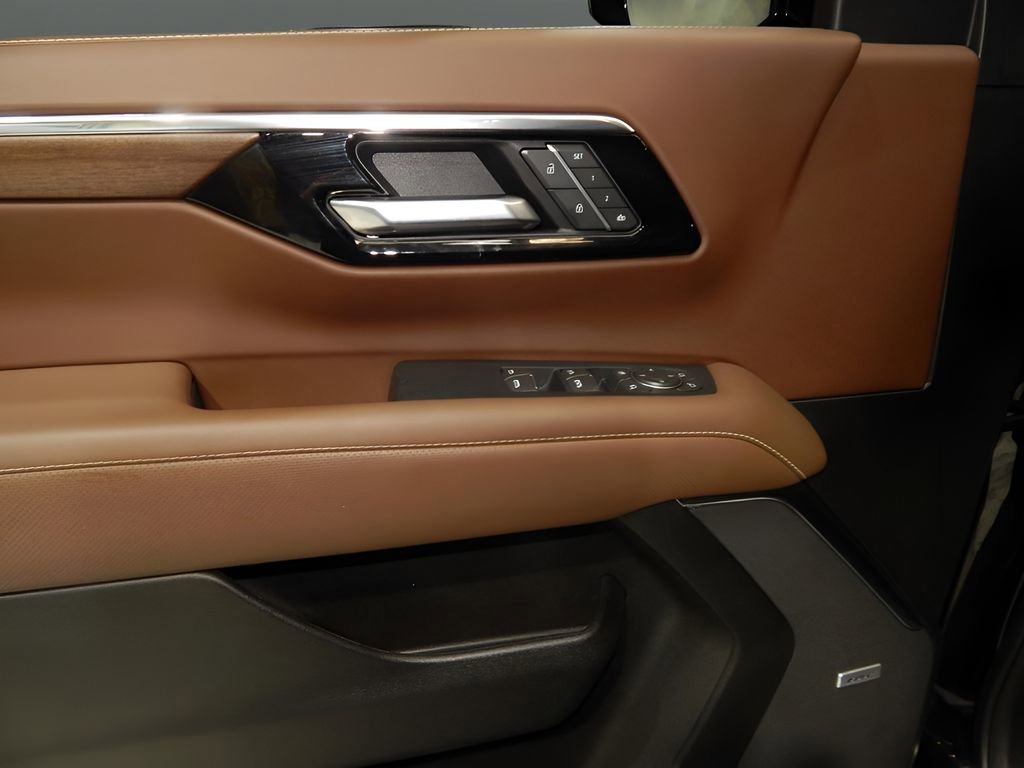 Used 2025 Chevrolet Suburban High Country image 15