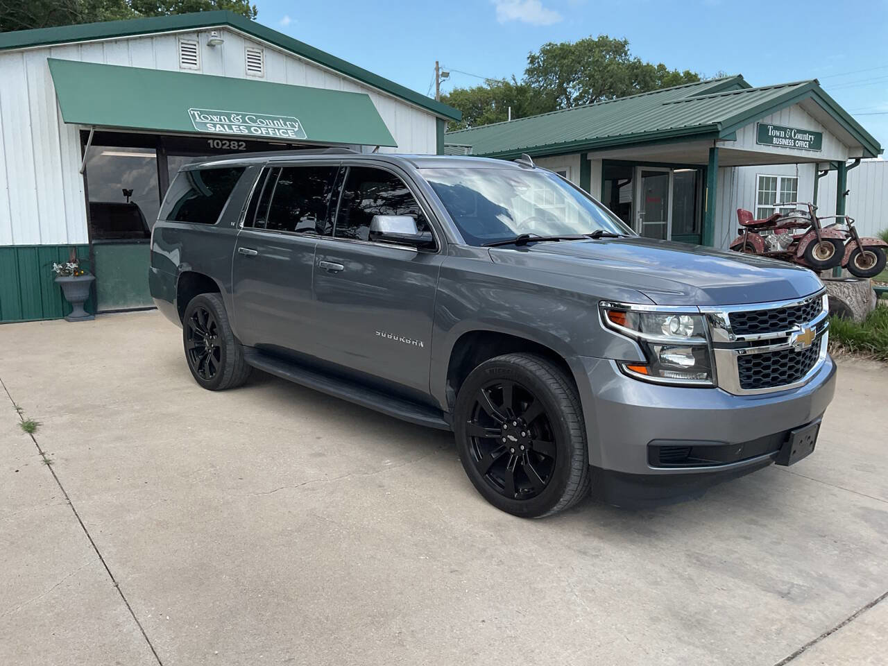 Used 2020 Chevrolet Suburban LT image 3