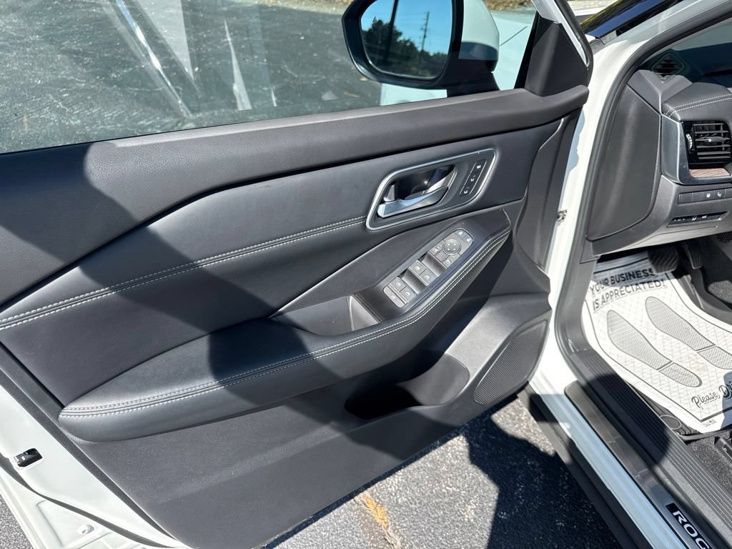 Used 2026 Nissan Rogue Platinum w/ Tech Package AWD/4WD image 16
