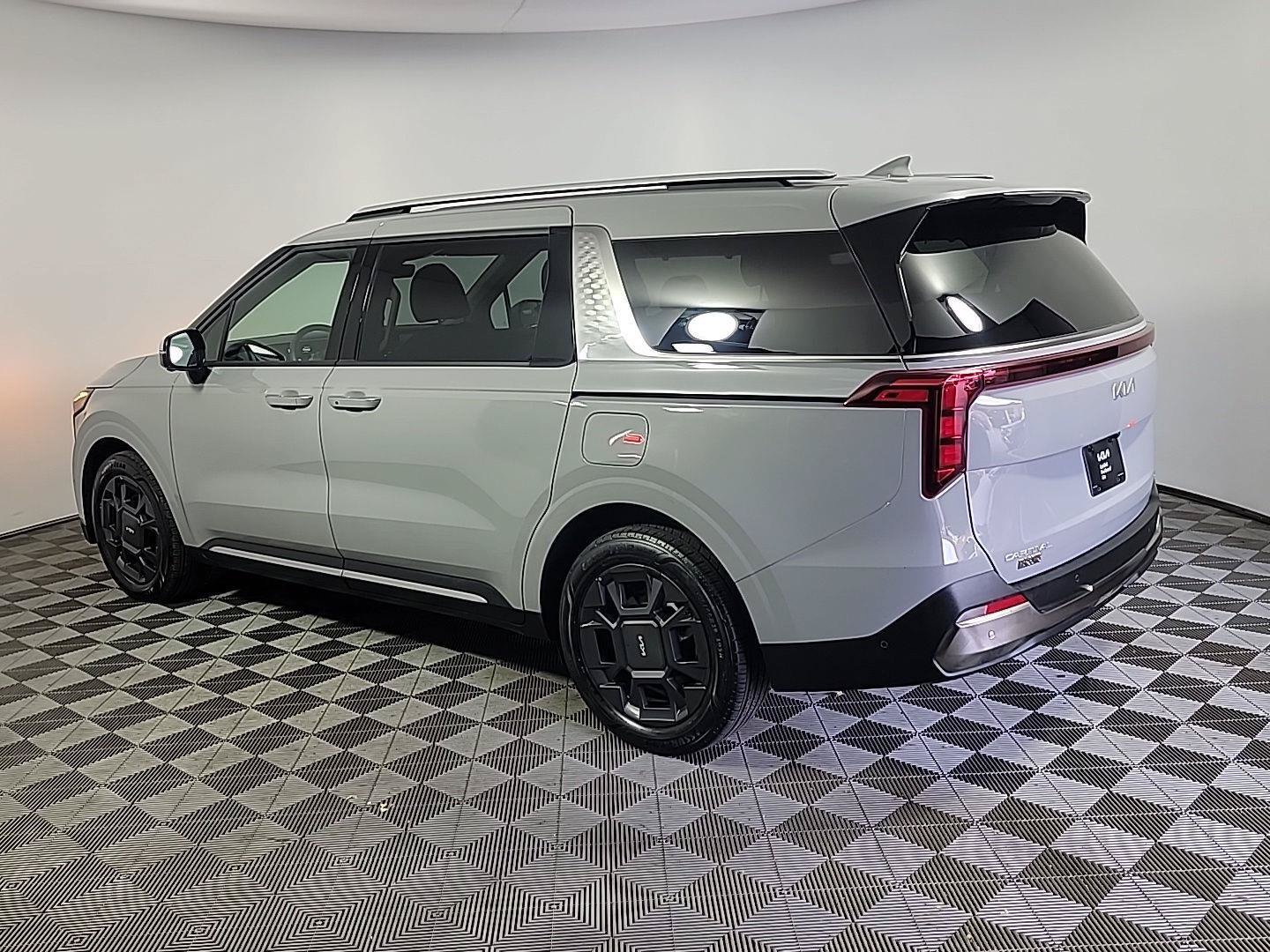 Used 2026 Kia Carnival SX FWD image 10