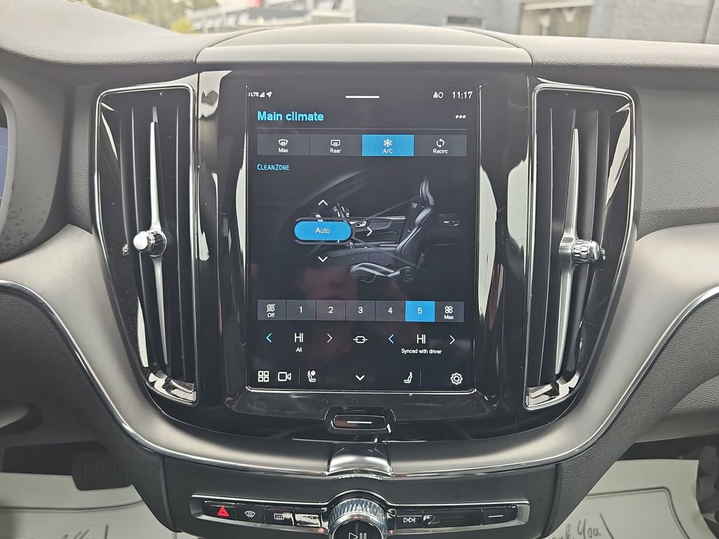 Used 2025 Volvo XC60 B5 Core image 28