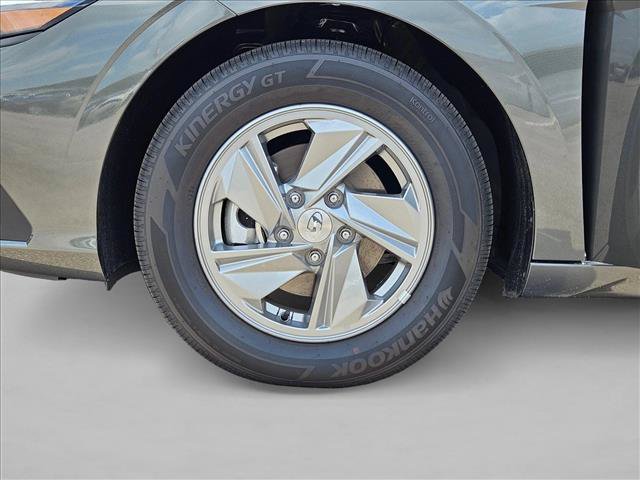 Used 2026 Hyundai Elantra SE FWD image 22