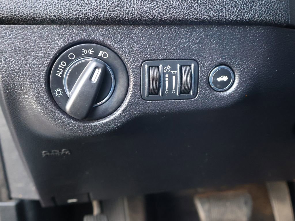 Used 2016 Chrysler 300 Limited image 18