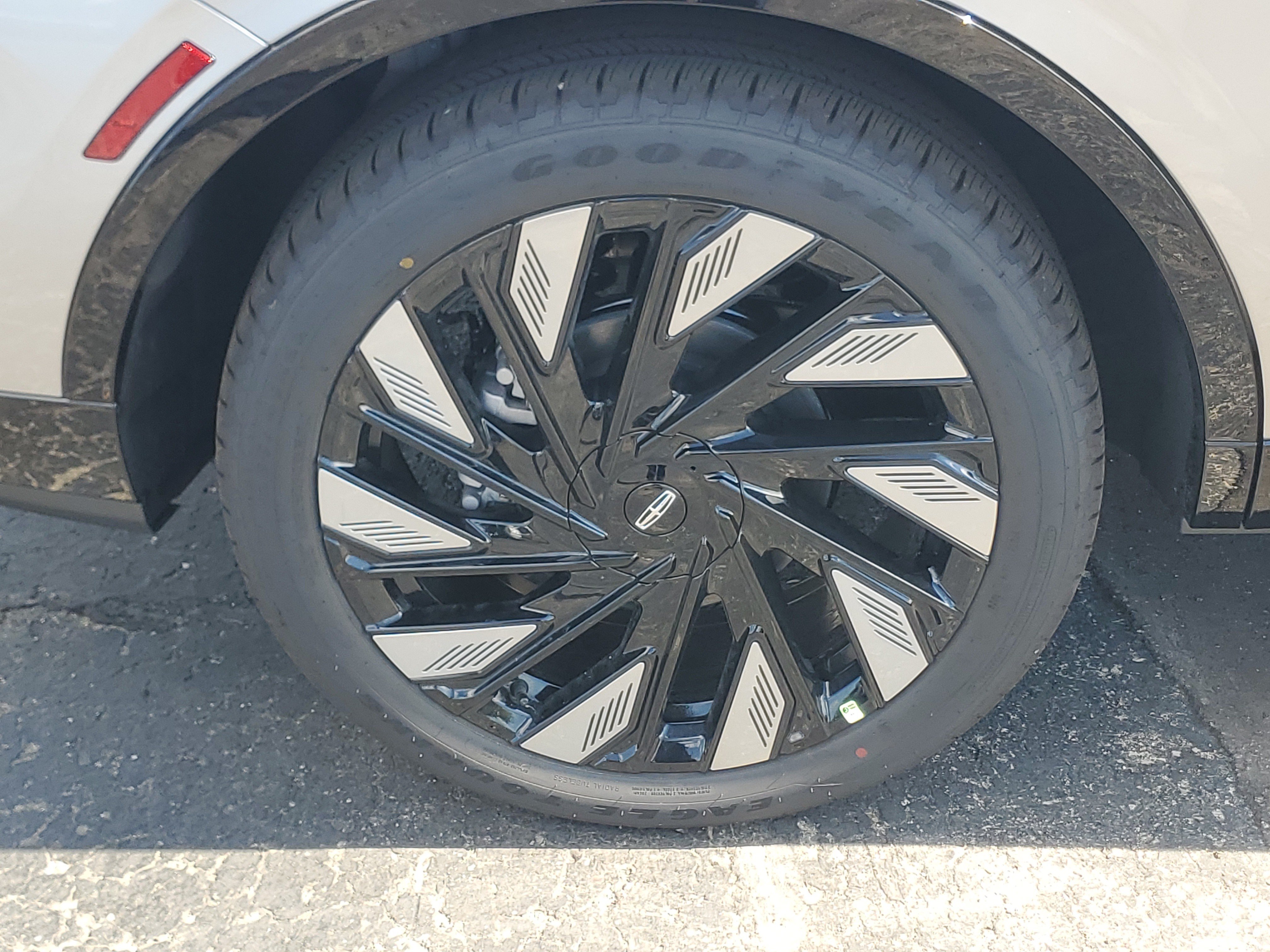 New 2026 Lincoln Nautilus Reserve w/ Jet Appearance Package AWD/4WD image 5