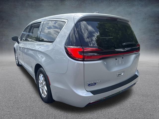 Used 2024 Chrysler Pacifica Touring-L FWD image 11