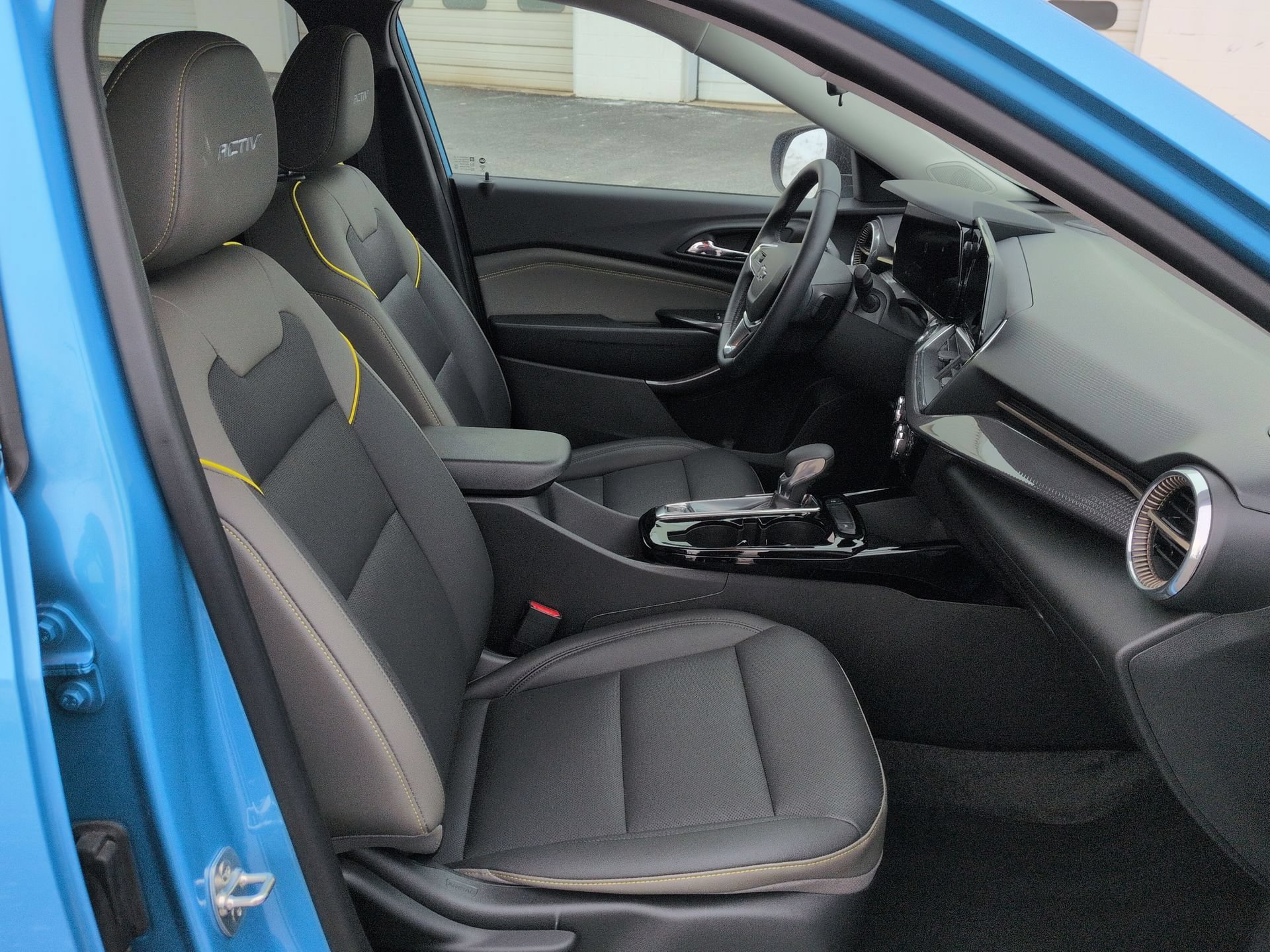 Used 2025 Chevrolet Trax ACTIV FWD image 27