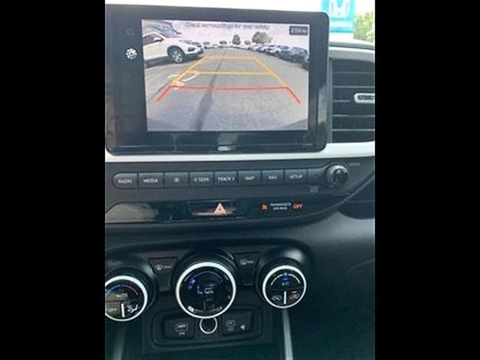 Used 2024 Hyundai Venue Limited FWD image 7