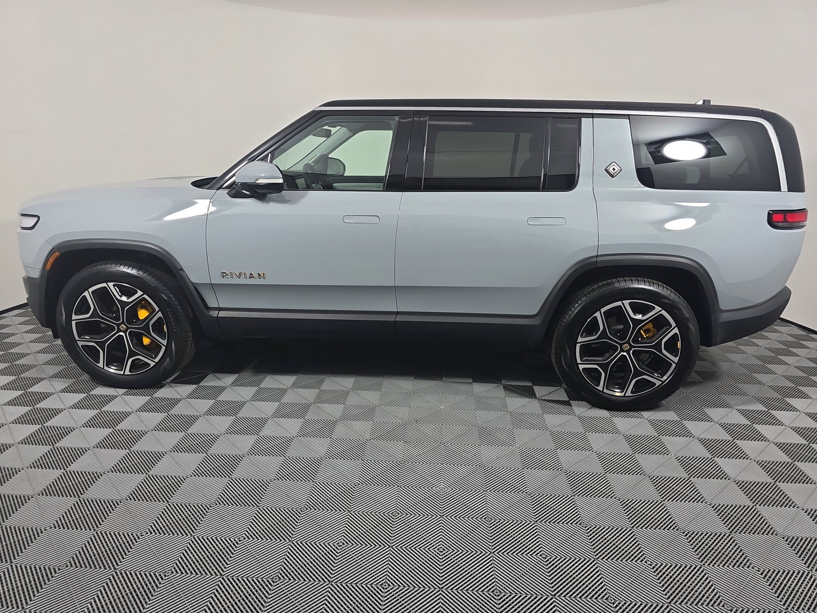 Used 2024 Rivian R1S Adventure AWD/4WD image 2