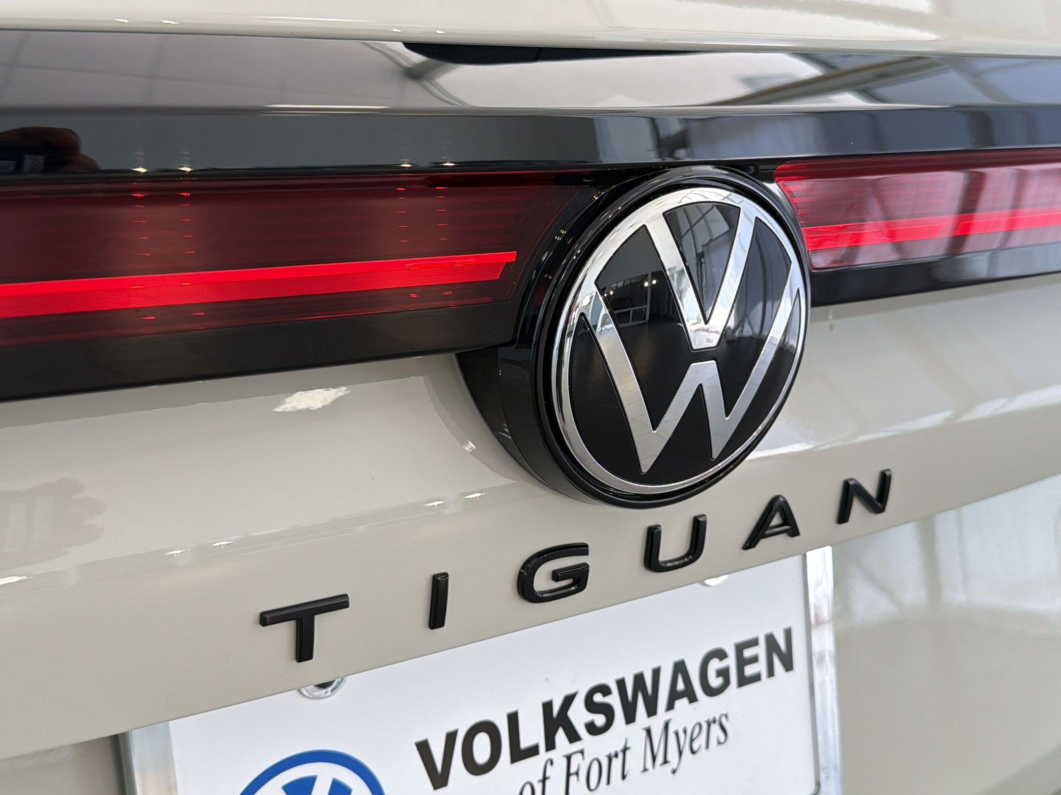 New 2026 Volkswagen Tiguan SE R-Line FWD image 34