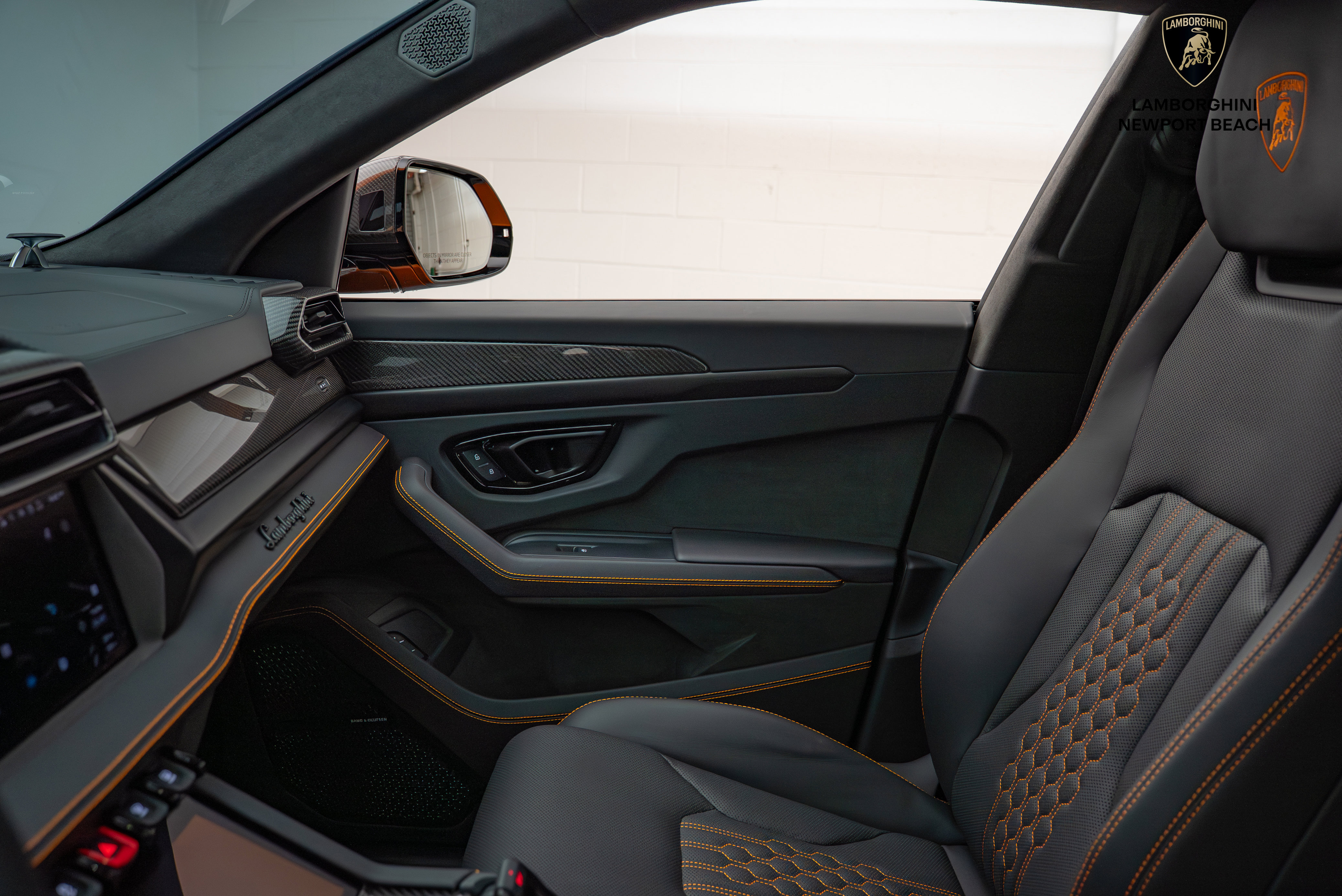 Used 2025 Lamborghini Urus SE AWD/4WD image 35