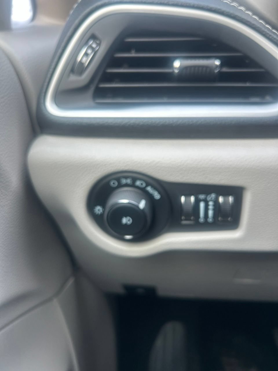 Used 2024 Chrysler Pacifica Touring-L w/ Uconnect Theater Family Group FWD image 28