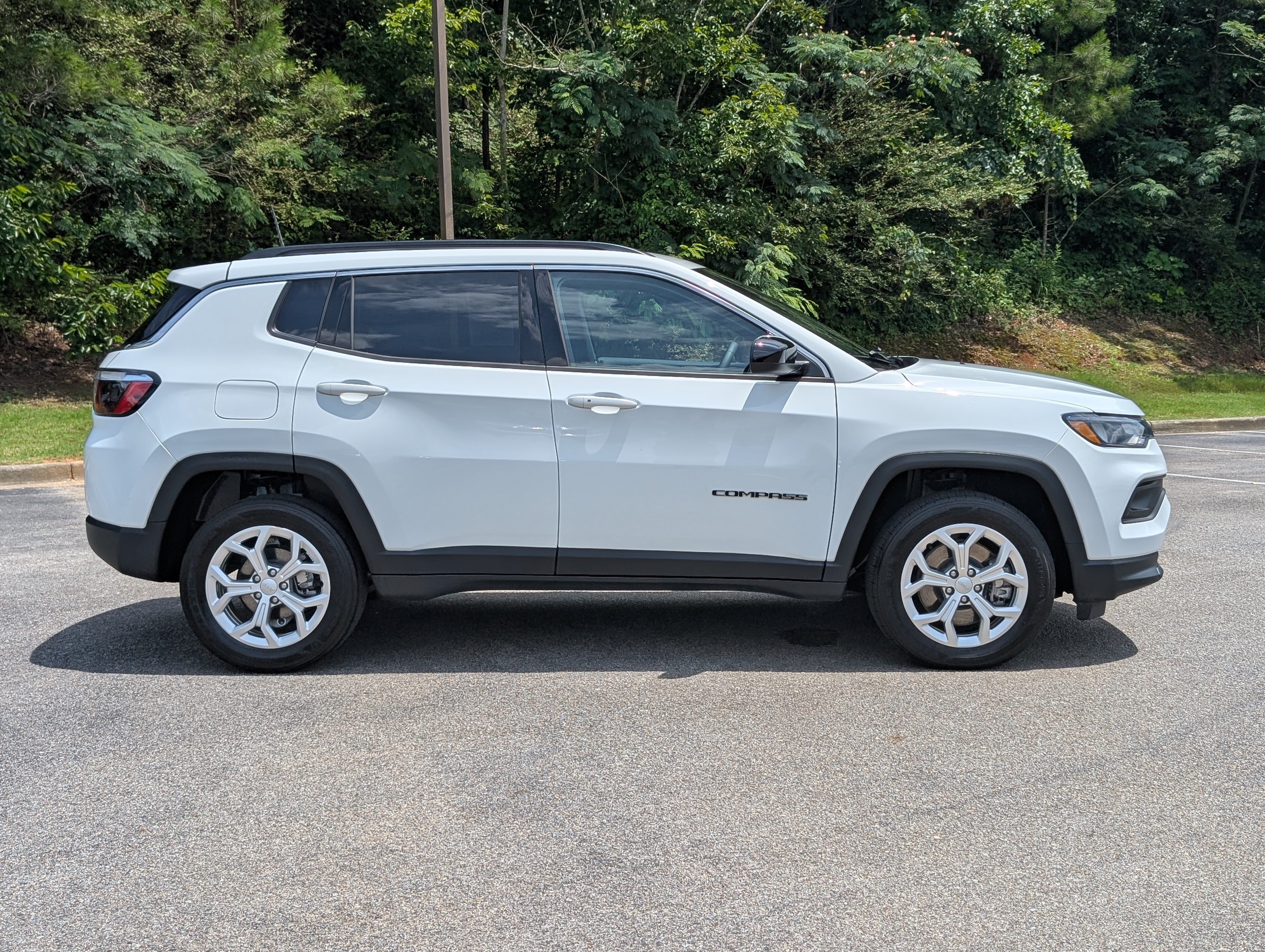 Used 2024 Jeep Compass Latitude AWD/4WD image 10