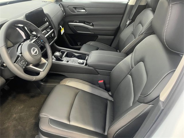 New 2025 Nissan Pathfinder SL image 2