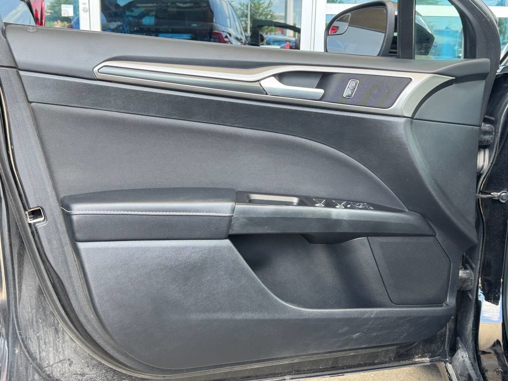 Used 2017 Ford Fusion SE w/ Equipment Group 201A FWD image 9