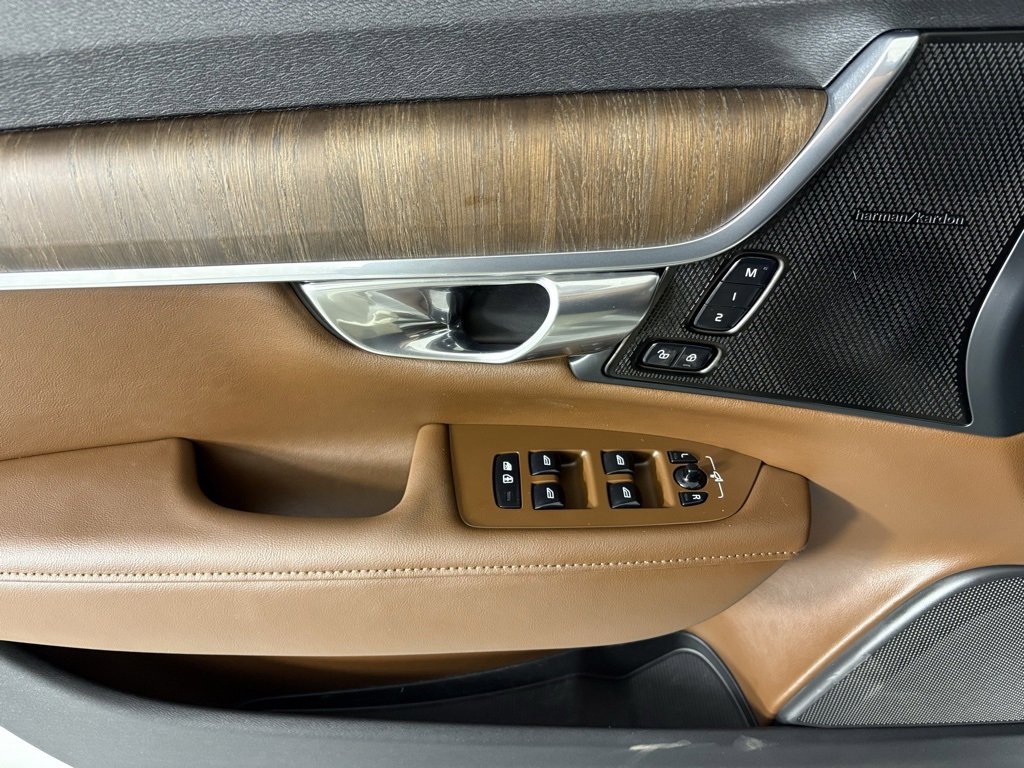 Used 2025 Volvo V90 B6 Cross Country Plus w/ Protection Package Premier image 19