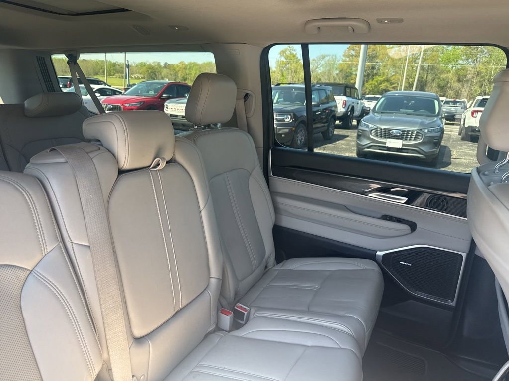 Used 2023 Jeep Wagoneer L 4WD w/ Premium Group I image 16