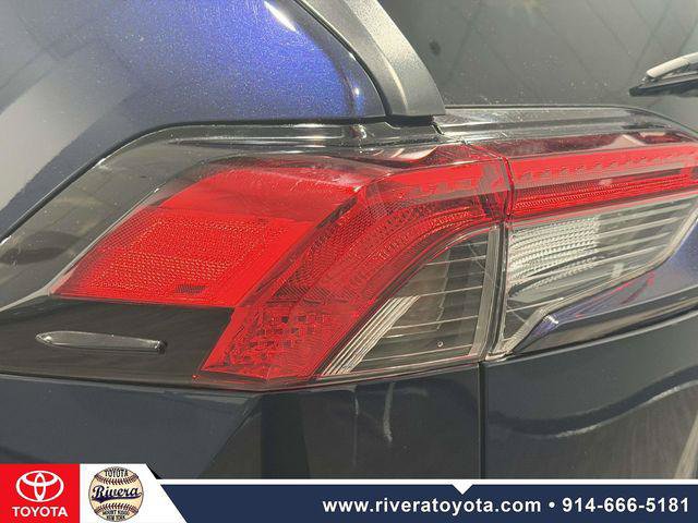 Certified 2022 Toyota RAV4 XLE Premium AWD/4WD image 9