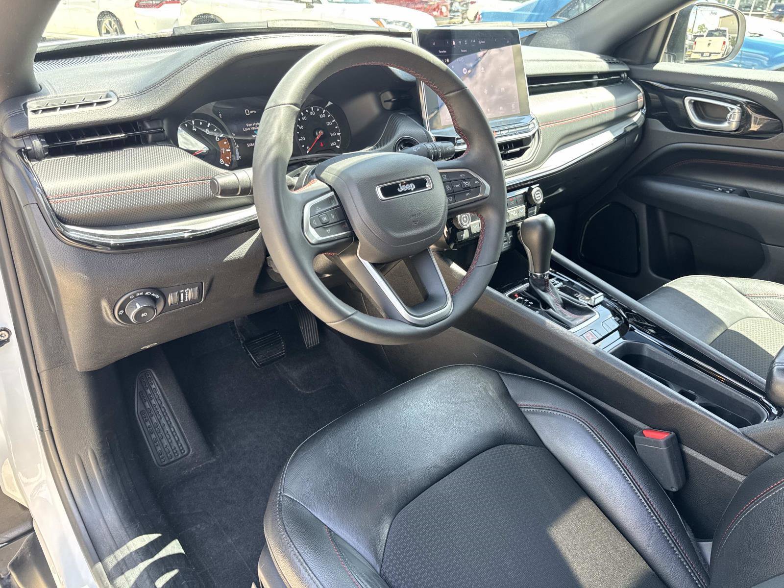 Used 2025 Jeep Compass Trailhawk AWD/4WD image 17