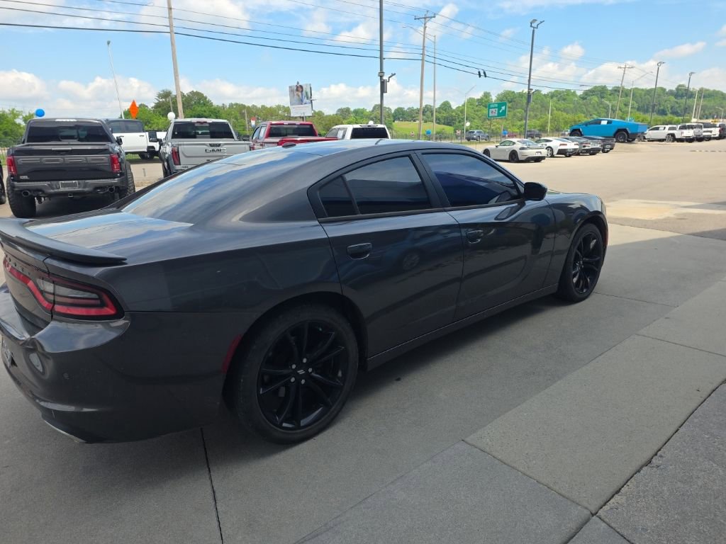 Used 2018 Dodge Charger SXT w/ Blacktop Package RWD image 3