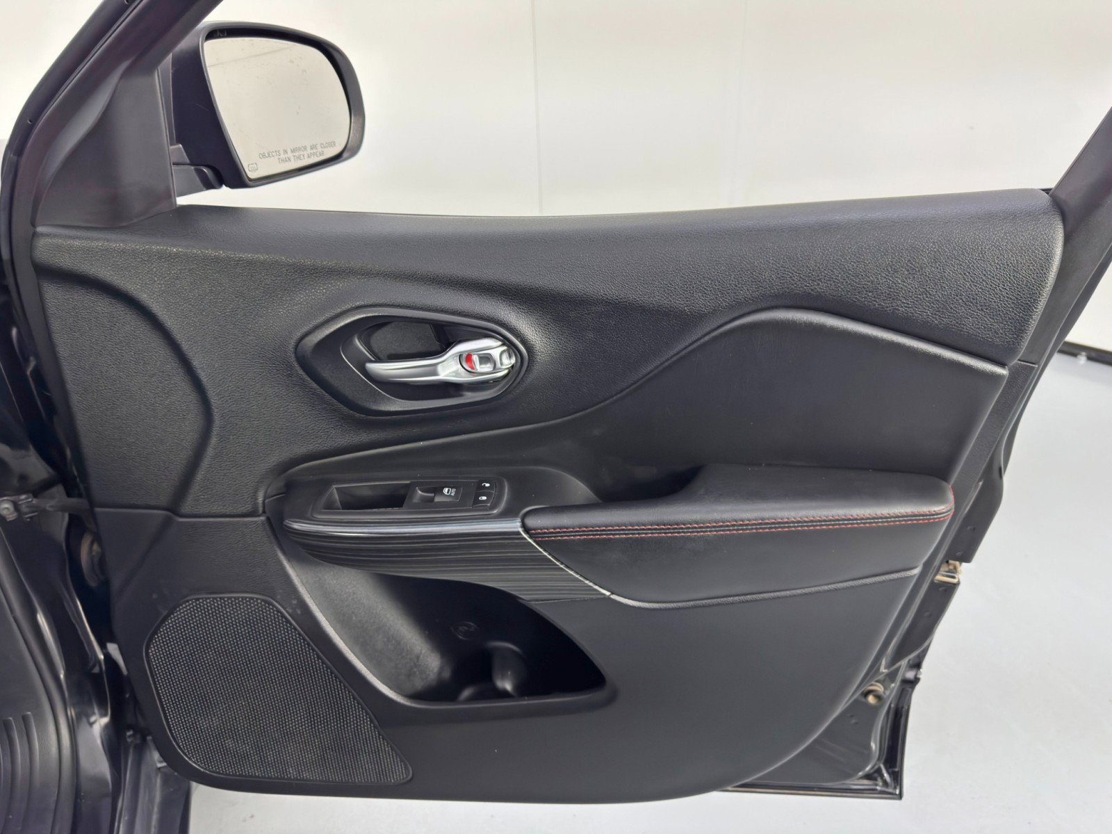 Used 2017 Jeep Cherokee Trailhawk w/ Cold Weather Group image 40