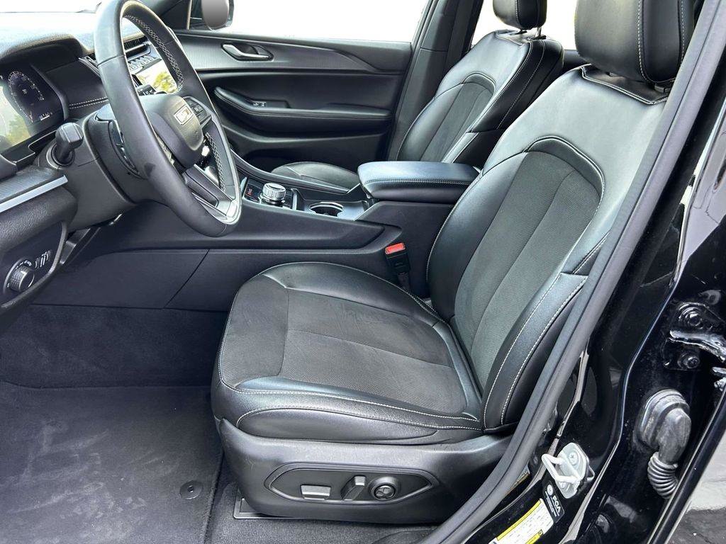 Used 2024 Jeep Grand Cherokee Altitude RWD image 10