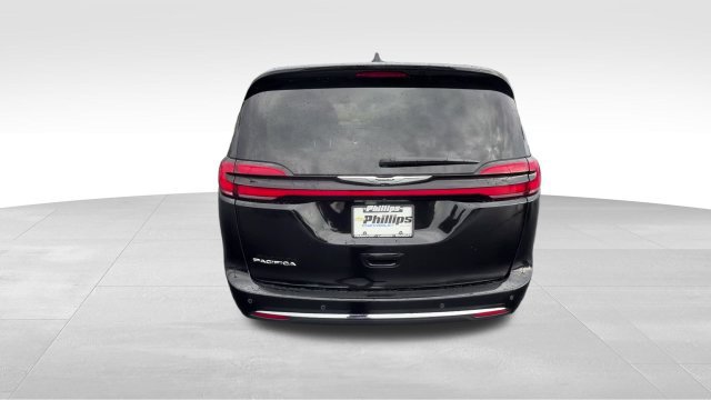 Used 2024 Chrysler Pacifica Touring-L FWD image 5