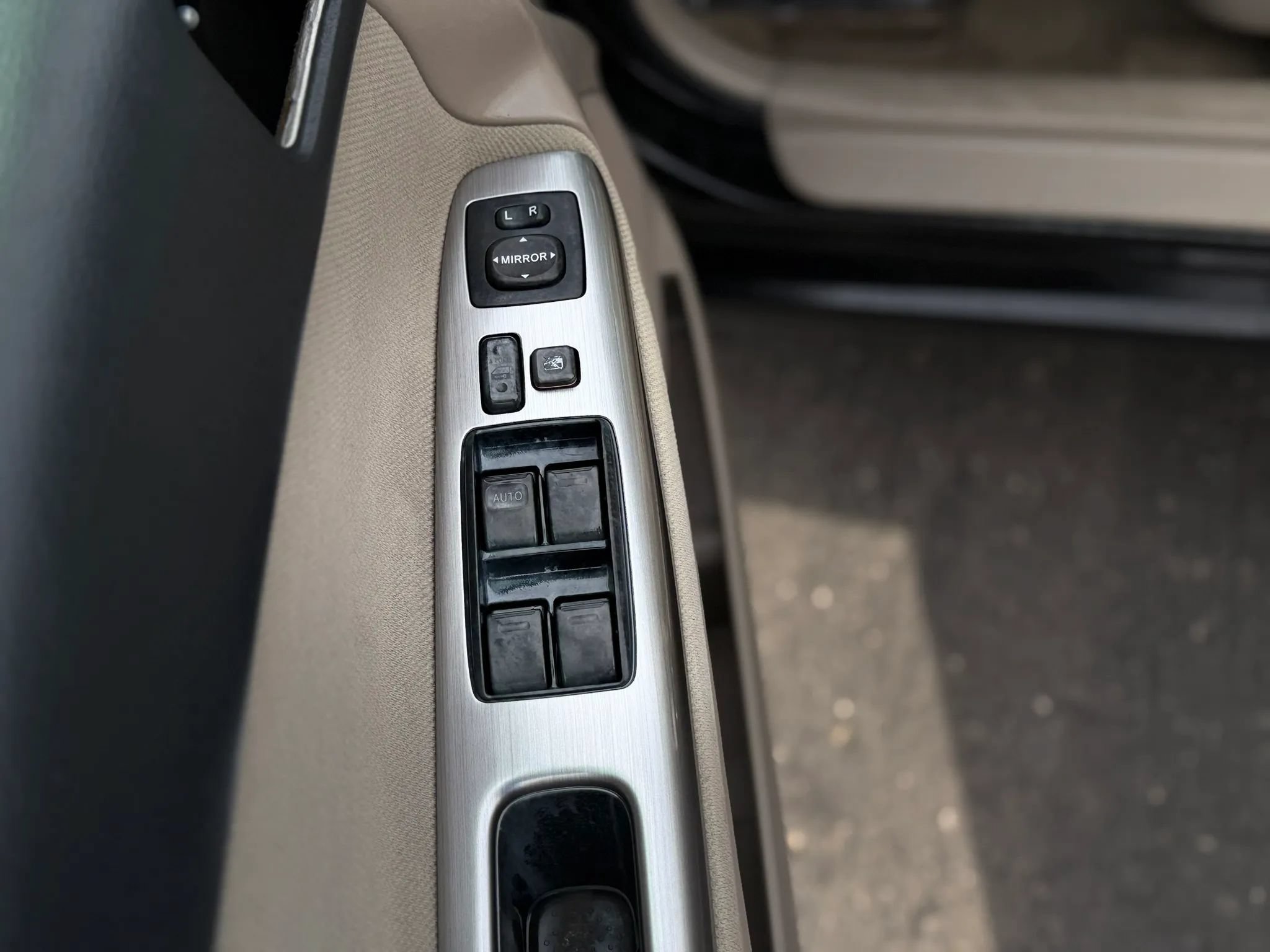 Used 2005 Toyota Camry LE FWD image 12
