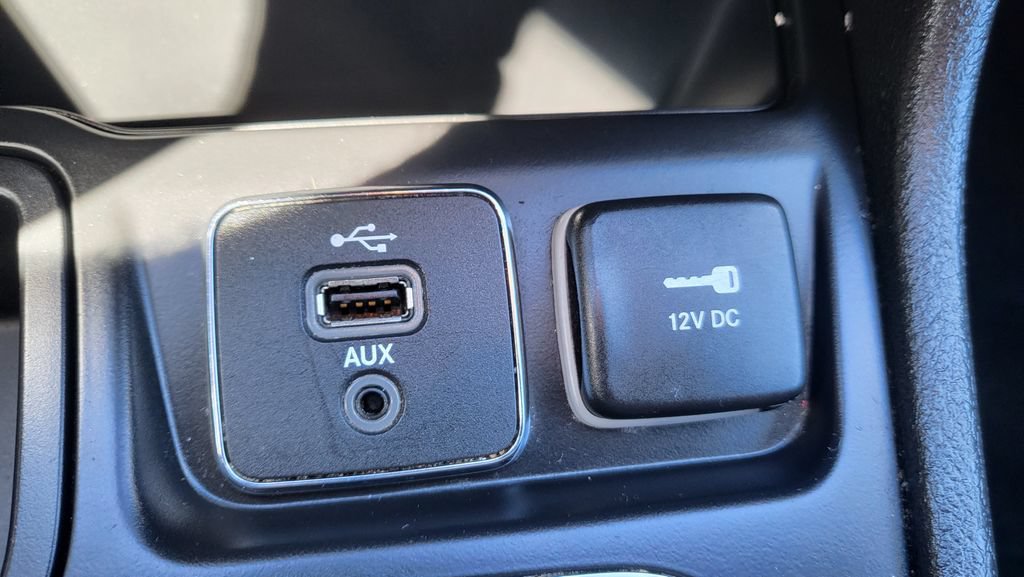 Used 2019 Jeep Cherokee Limited FWD image 36