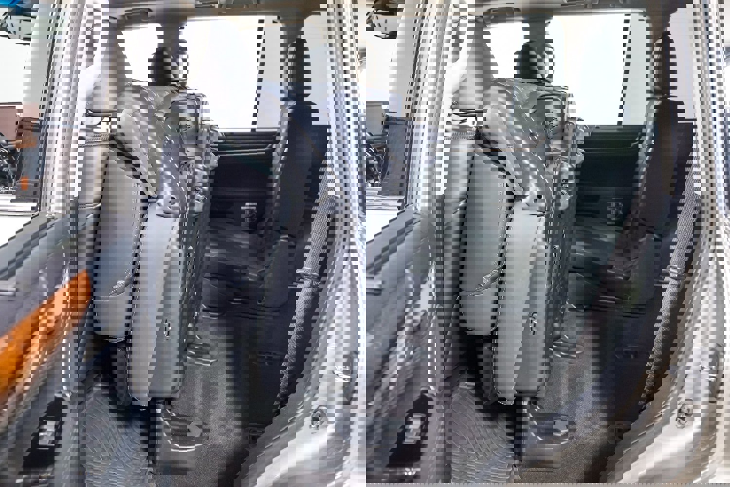 Used 2020 Lexus LX 570 4WD w/ Luxury Package image 24